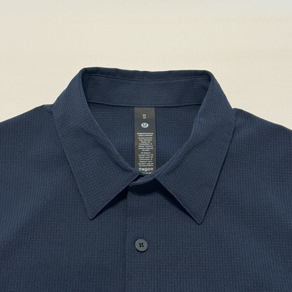 Lululemon Seersucker Shirt Mens Xtra Small Short Sleeve Button Down Navy Blue